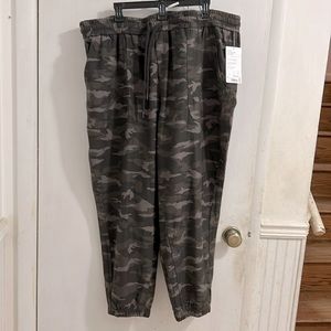NWT Athleta Camo Farallon Women Jogger Pants. Size 26
